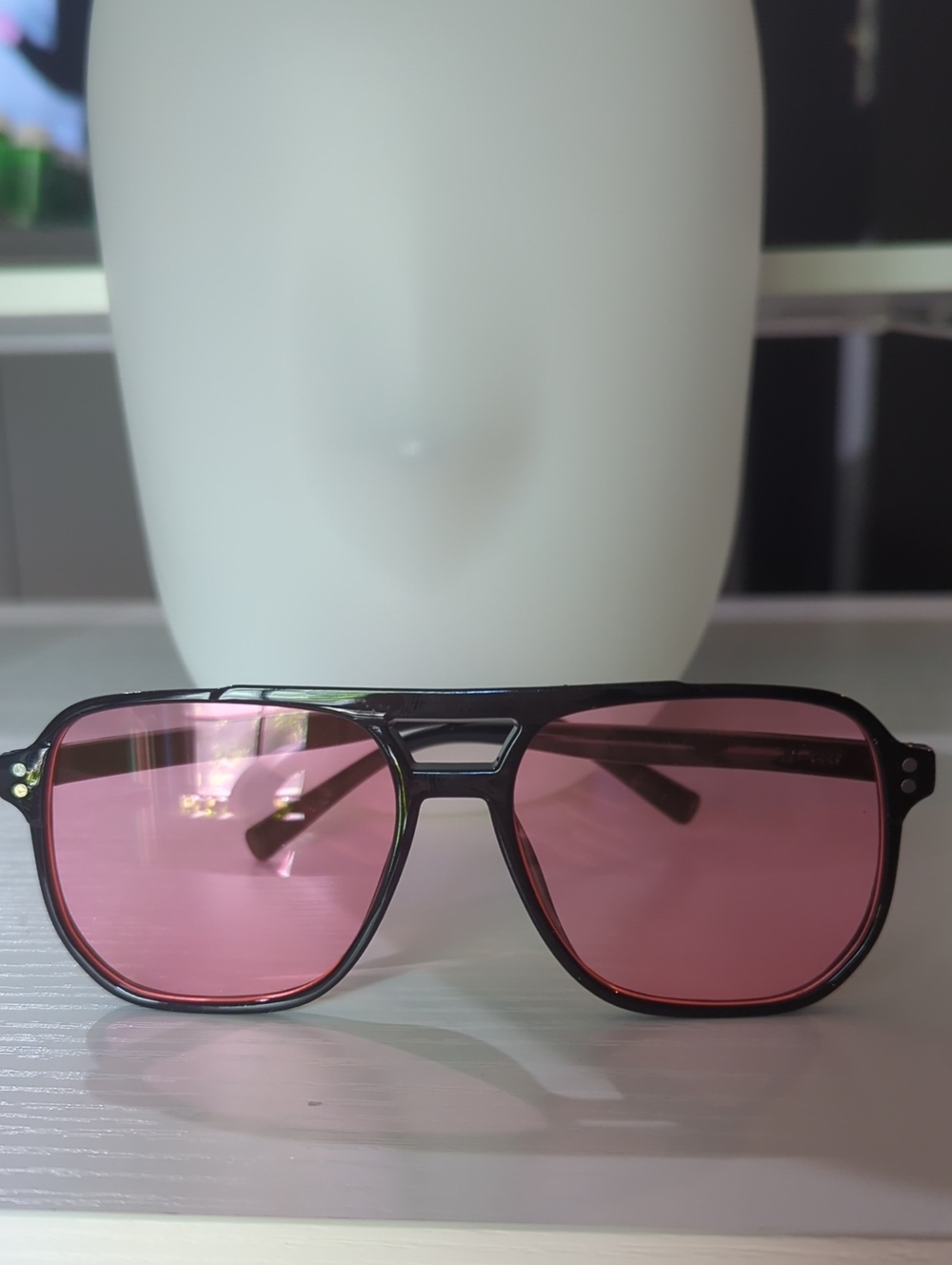 Women's/Unisex Black Frame Aviator Sunglasses with Pink Lenses